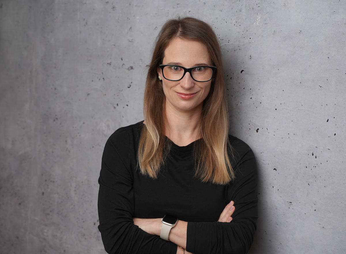 Susanne Reichenberger, Bauingenieurin, vor grauem Betonhintergrund